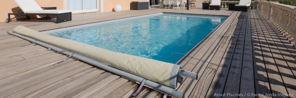 Couverture de piscine :  : la bâche à barres ou couverture à barre, idéales pour les petits budgets.
